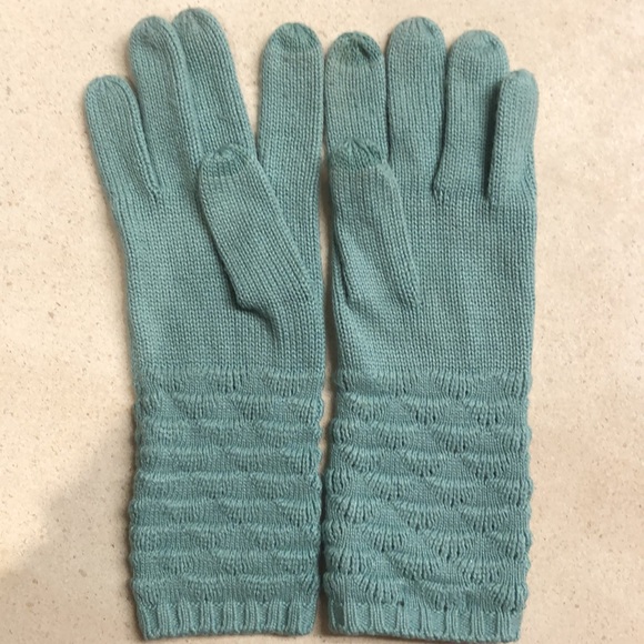 Echo gloves with screen capability on the pointer finger and thumb. - Picture 2 of 4